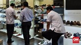 Pengunjung memilih sepatu di gerai Clarks Indonesia. Jelang penutupan operasionalnya di Indonesia, gerai sepatu Clarks menawarkan diskon besar-besaran hingga 50 persen untuk seluruh barang.