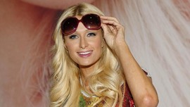 Paris Hilton Tetap Semringah Usai Berpisah dari Chris Zylka