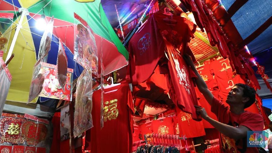 Menjelang Imlek pada 16 Februari 2018, Pedagang di Pasar Glodok mulai menjajakan pernak-pernik