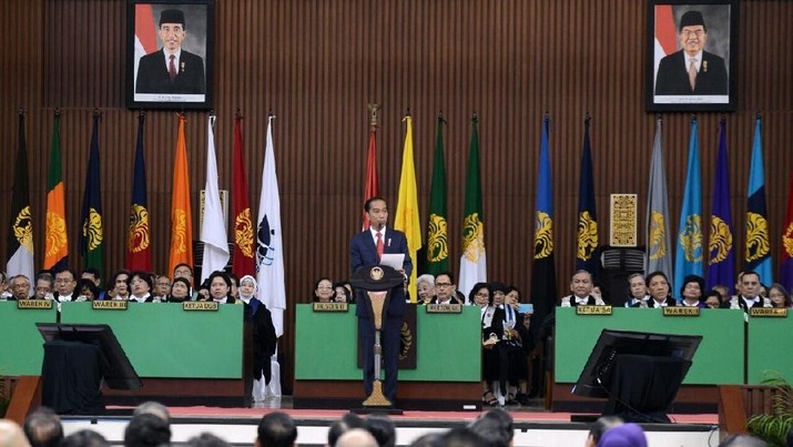 Presiden Joko Widodo (Jokowi) menghadiri kegiatan Dies Natalis UI ke-68 di kampus Universitas Indonesia, Depok,Jumat (2/2/2018). Dalam acara Dies Natalis UI ke-68 itu, Presiden Jokowi sempat berterima kasih pada kampus yang identik dengan almamater kuning ini karena penyumbang terbanyak menteri di kabinet kerja. (foto: Setpres RI)