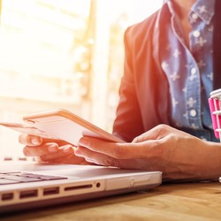 Makin Sengit! TikTok VS Shopee Siapa Jawara Live Shopping?