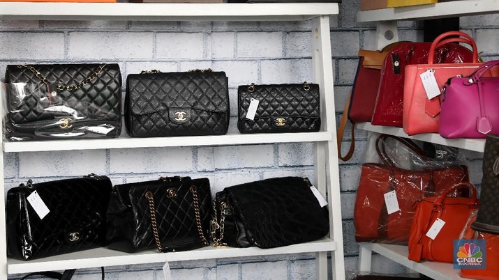 Seabad Tertutup, Chanel Rilis Penjualan 2017 Capai Rp 140 T Lebih dari seabad tertutup soal angka penjualan, brand Chanel akhirnya buka bukaan soal omzet mereka selama 2017 lalu.