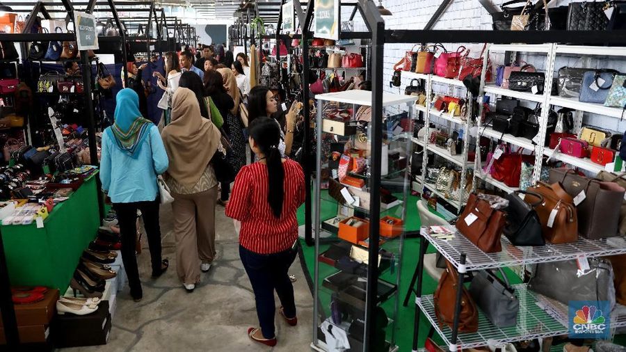 Tidak dimungkiri, tas bermerek sudah sejak lama jadi buruan bagi mereka berkantong tebal.