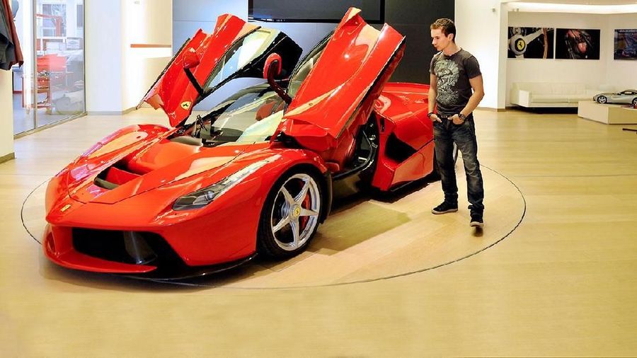 Perusahaan mobil mewah Ferrari mencetak laba bersih Rp 9,07 triliun.