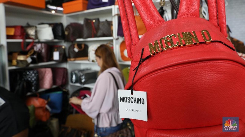 Bazaar yang berlangsung selama 1-4 februari 2018 ini menjual barang-barang merk ternama yang harganya mulai dari jutaan hingga puluhan juta rupiah.