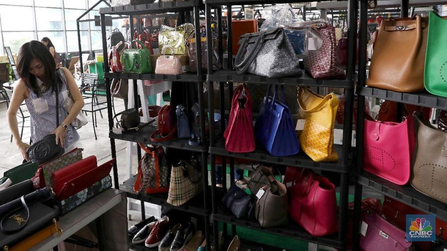 Posh Markt menawarkan barang premium preloved dengan harga di cukup jauh dari harga baru.