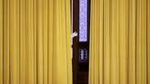 Bagian tubuh seorang petugas tampak dari belakang gorden Great Hall of The People di Beijing China. Petugas itu sedang menyiapkan kunjungan Perdana Menteri Inggris, Theresa May. (REUTERS/Jason Lee)