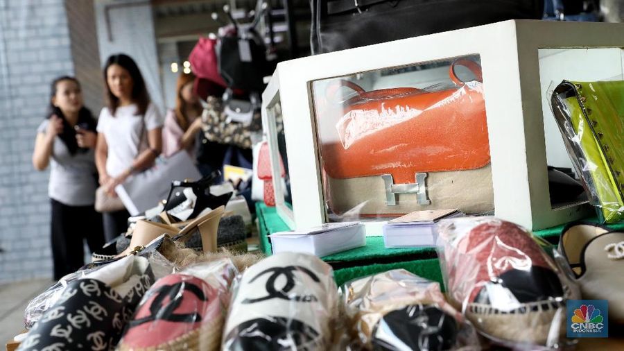 Pengunjung melihat tas yang di jual di bazar post market, di Lippo Puri Indah,  Jakarta Barat,  Jumat (2/2/2018). Bazar yang berlangsung selama 1-4 februari ini menjual barang-barang merk ternama yang harganya mulai dari jutaan hingga puluhan juta rupiah. Tak sedikit orang yang berkunjung ke lokasi tersebut, kebanyakan dari mereka yang datang kalangan kelas menengah atas dan kolektor tas tas mewah. (CNBC Indonesia/Muhammad Sabki)
