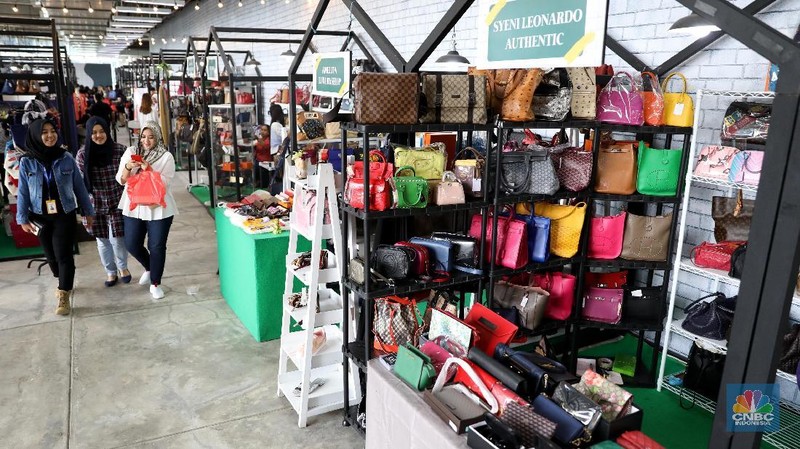 Bazaar yang berlangsung selama 1-4 februari 2018 ini menjual barang-barang merk ternama yang harganya mulai dari jutaan hingga puluhan juta rupiah.