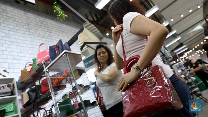 Pilihan beragam tas bermerk dijual hingga separuh harga di Lippo Mal Puri 2