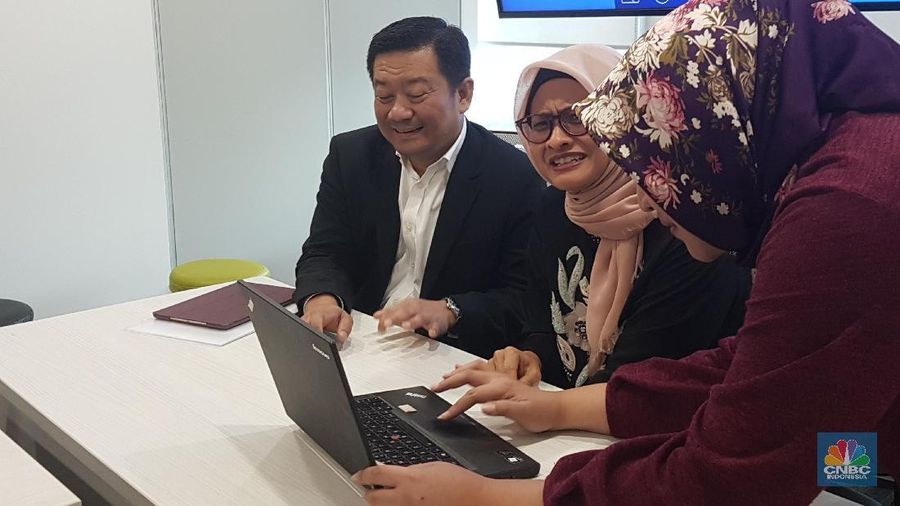 Paparan Direksi XL Axiata dalam menyampaikan laporan kinerja 2017 dan PHK karyawan PT XL Axiata Tbk