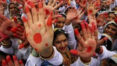 Anak-anak sekolah merayakan keberhasilan meraih piala untuk penampilan budaya terbaik dalam acara Hari Republik di Chandigarh, India. Hari Republik adalah saat masyarakat India merayakan pengesahan konstitusi mereka. (REUTERS/Ajay Verma)