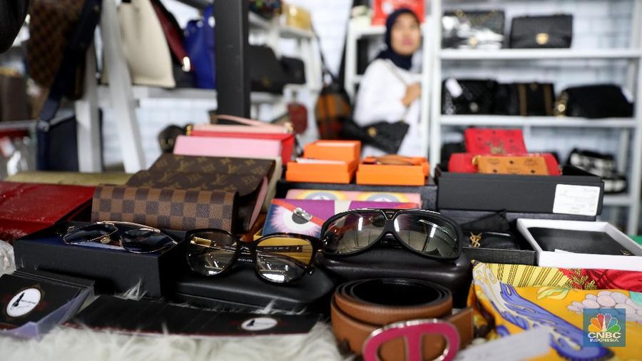 Bazaar yang berlangsung selama 1-4 februari 2018 ini menjual barang-barang merk ternama yang harganya mulai dari jutaan hingga puluhan juta rupiah.