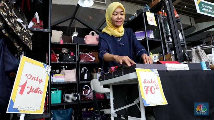 Pengunjung melihat tas yang di jual di bazar post market, di Lippo Puri Indah,  Jakarta Barat,  Jumat (2/2/2018). Bazar yang berlangsung selama 1-4 februari ini menjual barang-barang merk ternama yang harganya mulai dari jutaan hingga puluhan juta rupiah. Tak sedikit orang yang berkunjung ke lokasi tersebut, kebanyakan dari mereka yang datang kalangan kelas menengah atas dan kolektor tas tas mewah. (CNBC Indonesia/Muhammad Sabki)