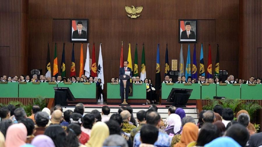 Presiden Joko Widodo (Jokowi) menghadiri kegiatan Dies Natalis UI ke-68 di kampus Universitas Indonesia, Depok,Jumat (2/2/2018). Dalam acara Dies Natalis UI ke-68 itu, Presiden Jokowi sempat berterima kasih pada kampus yang identik dengan almamater kuning ini karena penyumbang terbanyak menteri di kabinet kerja. (foto: Setpres RI)