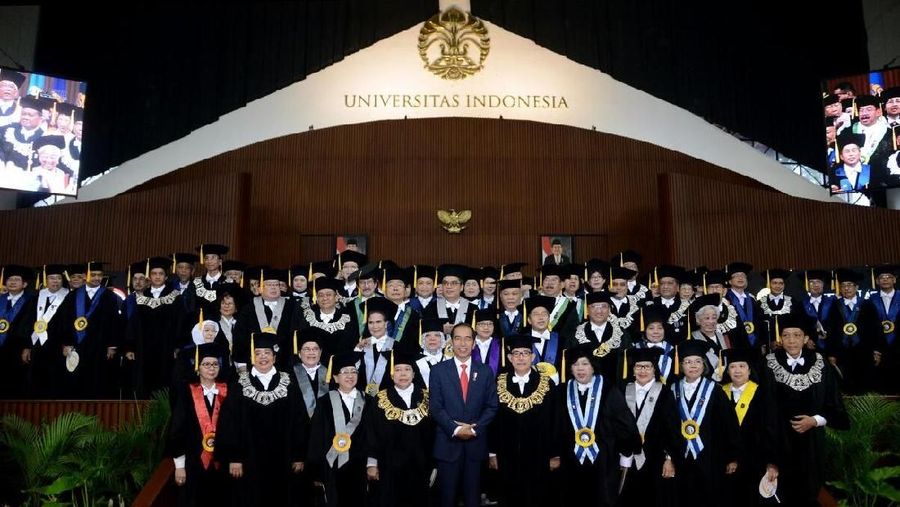 Presiden Joko Widodo (Jokowi) menghadiri kegiatan Dies Natalis UI ke-68 di kampus Universitas Indonesia, Depok,Jumat (2/2/2018). Dalam acara Dies Natalis UI ke-68 itu, Presiden Jokowi sempat berterima kasih pada kampus yang identik dengan almamater kuning ini karena penyumbang terbanyak menteri di kabinet kerja. (foto: Setpres RI)