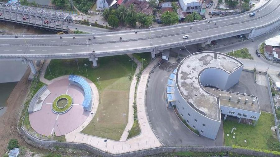 Jembatan Merah Putih kini dilengkapi kantor pemeliharaan.