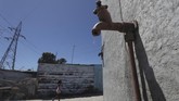 Penduduk kota Cape Town, Afrika Selatan, kini menghadapi kengerian dan kekalutan. Dalam 10 pekan ke depan, pemerintah akan mematikan saluran air yang mengaliri jutaan rumah di sana. (REUTERS/Mike Hutchings)