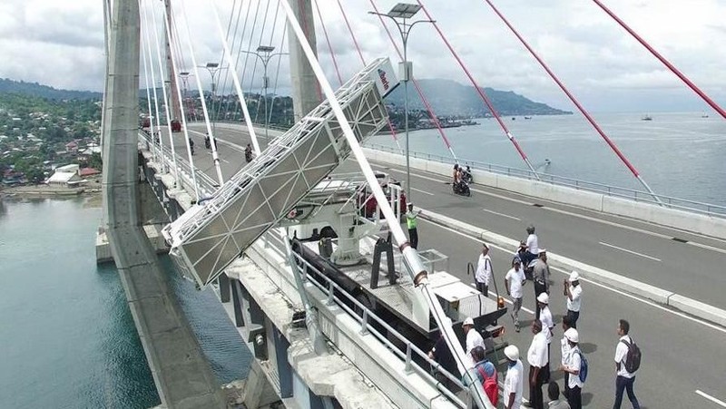 Jembatan Merah Putih kini dilengkapi kantor pemeliharaan.