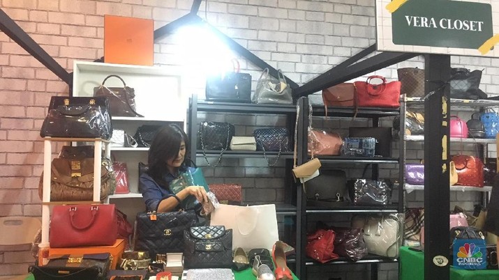 Bazaar Posh Markt, Upaya 'Membumikan' Merek Hermes Cs Bazaar Posh Markt digelar di Lippo Mall Puri, Jakarta Barat, dengan menjual merek-merek fashion premium