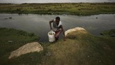 Dibutuhkan waktu berjalan kaki di bawah terik matahari selama 30 menit untuk mencapai 'genangan' air terakhir di danau itu. Kini di sisi danau terbentuk padang pasir yang di atasnya terdapat ikan-ikan mati. (REUTERS/Mike Hutchings)