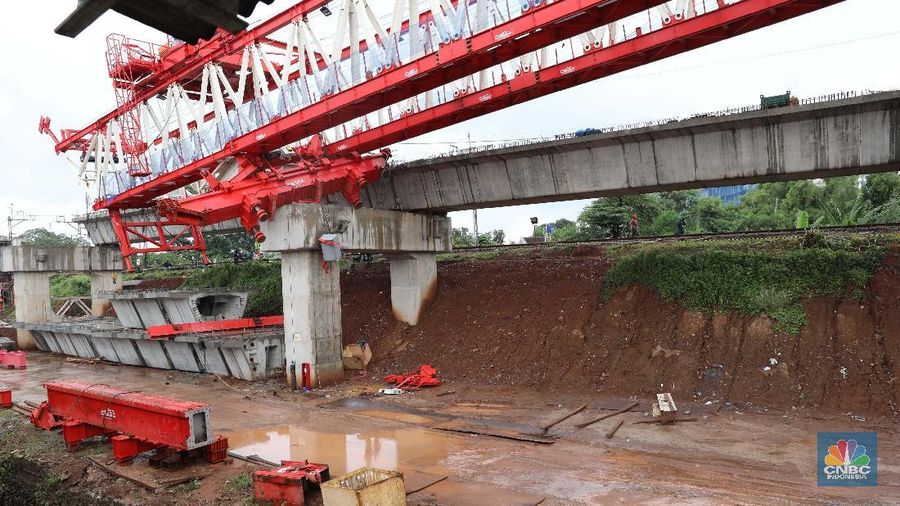 Suasana lokasi crane yang ambruk di dalam proyek double-double track (jalur dwiganda) di Kawasan Jatinegara, Jakarta Timur, Minggu (4/2/2018)