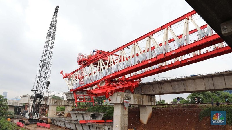 Suasana lokasi crane yang ambruk di dalam proyek double-double track (jalur dwiganda) di Kawasan Jatinegara, Jakarta Timur, Minggu (4/2/2018)