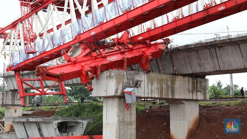 Suasana lokasi crane yang ambruk di dalam proyek double-double track (jalur dwiganda) di Kawasan Jatinegara, Jakarta Timur, Minggu (4/2/2018)