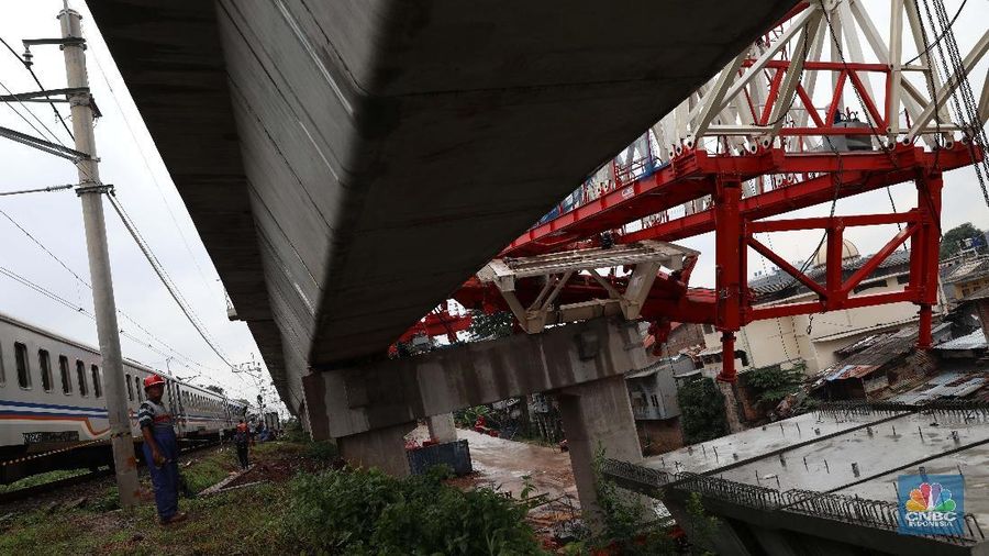 Suasana lokasi crane yang ambruk di dalam proyek double-double track (jalur dwiganda) di Kawasan Jatinegara, Jakarta Timur, Minggu (4/2/2018)