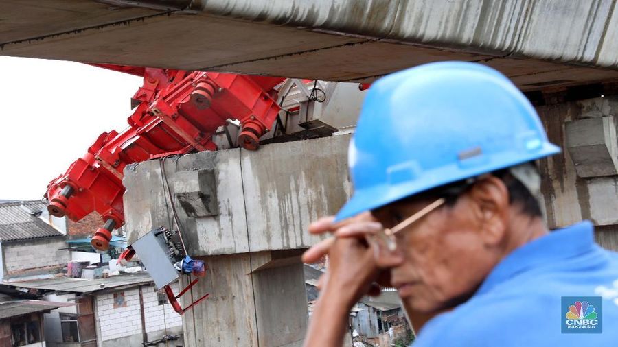 Suasana lokasi crane yang ambruk di dalam proyek double-double track (jalur dwiganda) di Kawasan Jatinegara, Jakarta Timur, Minggu (4/2/2018)