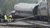 Sebuah kereta penumpang Amtrak yang pindah jalur rel menabrak kereta barang yang sedang parkir di South Carolina, Amerika Serikat, Minggu (4/2). (REUTERS/Randall Hill)