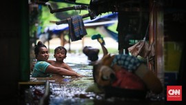 Banjir 2 Meter, Ratusan Warga Rawajati Mengungsi