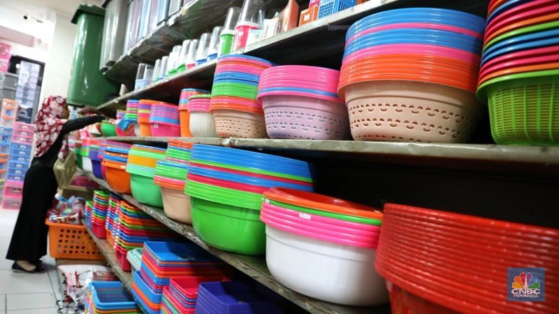 Pemerintah merencanakan program penurunan volume sampah hingga 25%, penurunan ini bakal mempengaruhi langsung terhadap penurunan konsumsi barang plastik.