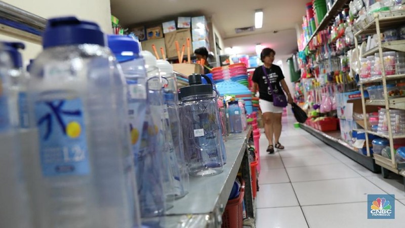 Pemerintah merencanakan program penurunan volume sampah hingga 25%, penurunan ini bakal mempengaruhi langsung terhadap penurunan konsumsi barang plastik.