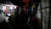 Kini, lapangan pekerjaan menyempit dan masyarakat terpaksa berpindah-pindah pekerjaan, mulai dari memulung hingga mengangkut ikan. (REUTERS/Dondi Tawatao)