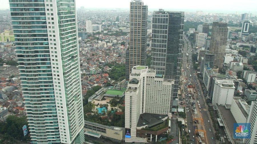 Suasana gedung bertingkat di Jakarta, Senin (5/2/2018). Tahun ini, bank Indonesia memperkirakan ekonomi akan tumbuh lebih baik dibandingkan dari tahun lalu di kisaran 5,1 hingga 5,5 persen seiring membaiknya perekonomian global. (CNBC Indonesia/ Andrean Kristianto)