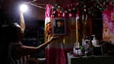 Kelangkaan bahan pokok membuat orang-orang putus asa dan berubah menjadi penjahat, atau menggunakan narkotik seperti sabu. (REUTERS/Dondi Tawatao)