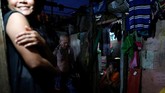Kadang, tubuh-tubuh tak bernyawa itu hanya ditemukan berselang beberapa menit antara satu sama lain, meski polisi mengklaim tidak pernah melakukan pembunuhan ilegal. (REUTERS/Dondi Tawatao)