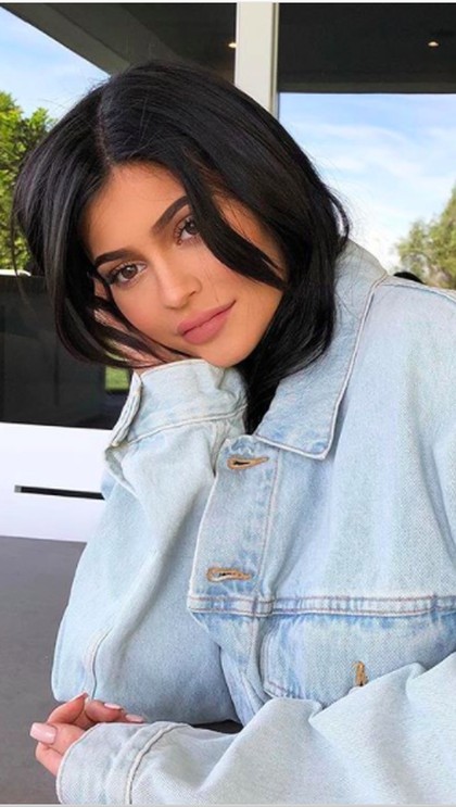 Eksis Lagi di Instagram, Kylie Jenner Bergaya Sporty di Dalam Bentley Eksis Lagi di Instagram, Kylie Jenner Bergaya Sporty di Dalam Bentley