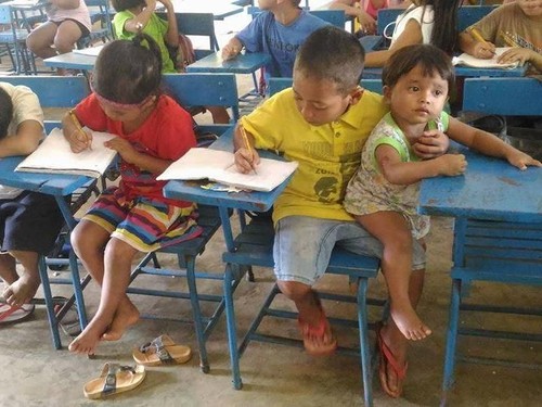 Kisah Haru Bocah Kelas 1 SD Bawa Adiknya yang Berumur Setahun ke Sekolah Kisah Haru Bocah Kelas 1 SD Bawa Adiknya yang Berumur Setahun ke Sekolah