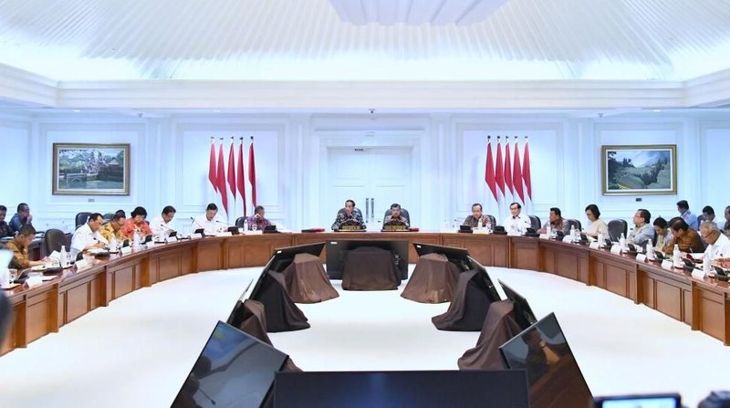 Presiden Joko Widodo meminta jajarannya untuk menyelesaikan penyusunan kebijakan peta tunggal (one map policy) sesuai tenggat pada 2019.