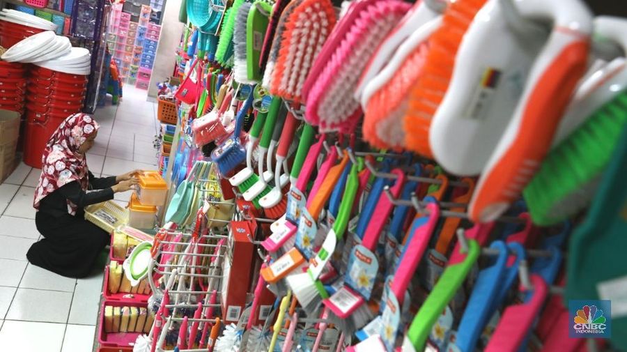 Pembeli melihat produk yang terbuat dari bahan plastik di kawasan Pasar Baru, Jakarta Pusat, senin (5/2/2018). Program penurunan volume sampah sebesar 25% oleh pemerintah akan mempengaruhi langsung terhadap penurunan konsumsi barang plastik yang mengakibatkan tingginya impor barang plastik menjadi kisaran US$ 2 miliar atau senilai 800.000 ton tiap tahunnya.