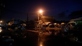 Bangunan-bangunan dari lempengan seng, semen rapuh dan papan kayu menjadi garis depan operasi pemberantasan narkotik ala Presiden Rodrigo Duterte. (REUTERS/Dondi Tawatao)