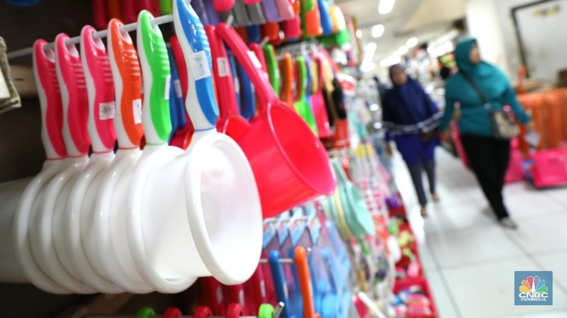 Pemerintah merencanakan program penurunan volume sampah hingga 25%, penurunan ini bakal mempengaruhi langsung terhadap penurunan konsumsi barang plastik.