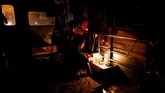Saat malam hari di Manila, Filipina, hanya sedikit di antara 700 keluarga penghuni perkampungan Market 3 yang berani keluar rumah. (REUTERS/Dondi Tawatao)