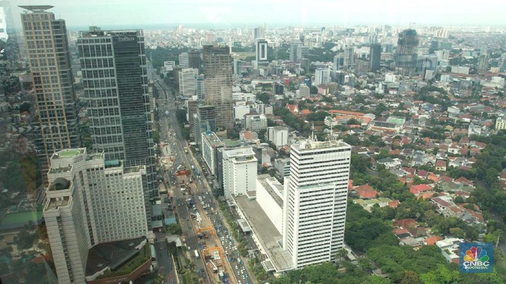 Suasana gedung bertingkat di Jakarta, Senin (5/2/2018). Tahun ini, bank Indonesia memperkirakan ekonomi akan tumbuh lebih baik dibandingkan dari tahun lalu di kisaran 5,1 hingga 5,5 persen seiring membaiknya perekonomian global. (CNBC Indonesia/ Andrean Kristianto)