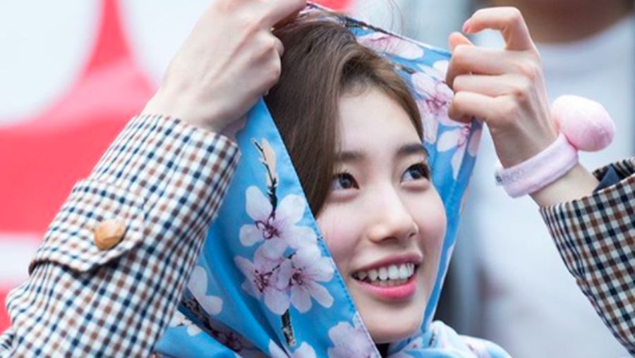 Saat jumpa fans di Korea Selatan, Suzy tampak mengenakan jilbab buatan Indonesia seharga Rp 149 ribu