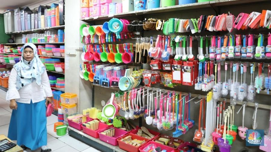 Pemerintah merencanakan program penurunan volume sampah hingga 25%, penurunan ini bakal mempengaruhi langsung terhadap penurunan konsumsi barang plastik.