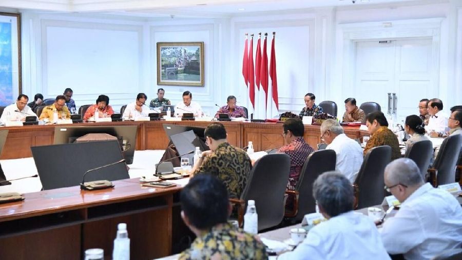 Presiden Joko Widodo meminta jajarannya untuk menyelesaikan penyusunan kebijakan peta tunggal (one map policy) sesuai tenggat pada 2019.