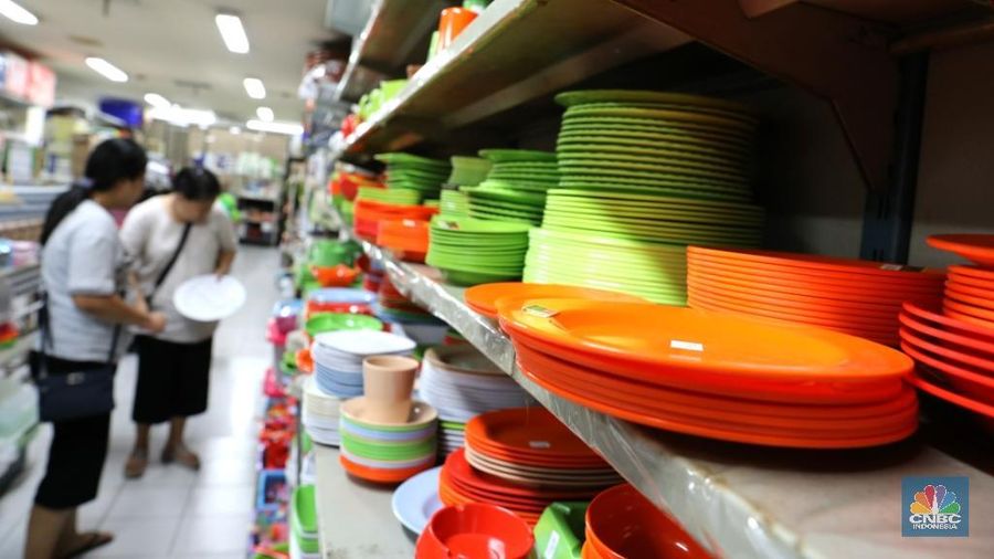 Pemerintah merencanakan program penurunan volume sampah hingga 25%, penurunan ini bakal mempengaruhi langsung terhadap penurunan konsumsi barang plastik.